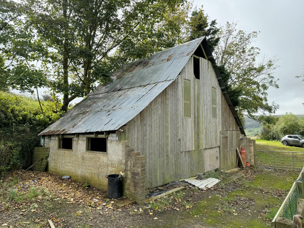 Lot: 89 - BARN AND 5.91 ACRES OF GRAZING IN AN ELEVATED LOCATION WITH VIEWS - Barn with corrugated roof